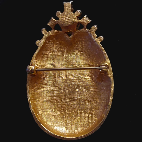 COPY - Victorian Revival Goldtone Cameo Brooch with Faux Pearl and Bright Rhine… - Picture 7 of 12